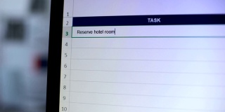 预定酒店房间时写任务日记，秘书计划行程，提醒