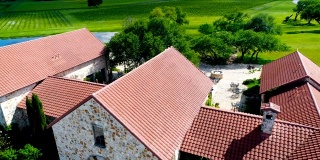 Ranch Homes的鸟瞰图，背景是葡萄酒田
