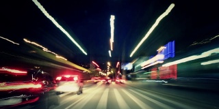夜间时间流逝与司机的观点高速汽车交通与灯光设计
