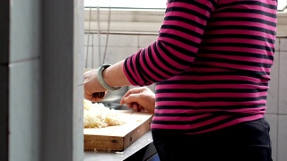 妈妈做饭，包饺子，切蔬菜视频素材模板下载