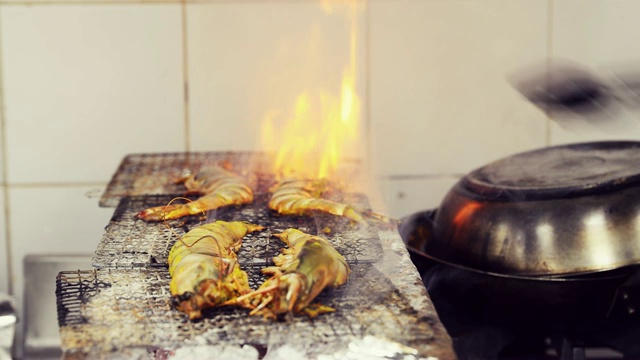 传统木炭烤架上的虎虾