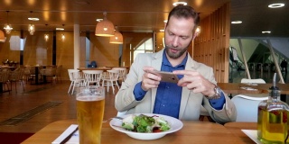 商人制作图片的食物Instagram -股票视频