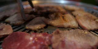 在韩国餐厅做烤炉烧烤
