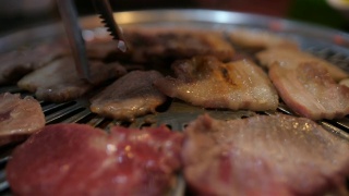 在韩国餐厅做烤炉烧烤视频素材模板下载