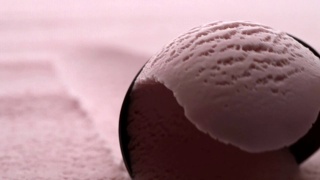 红色水果冰淇淋舀视频素材模板下载