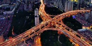 4K:多层高架桥交通在日落到夜晚的特写，上海，中国
