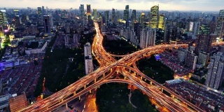 4K:日落到夜晚的多层高架桥交通，上海，中国