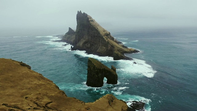在法罗群岛drangarir拱门的风景鸟瞰图