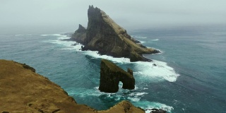 在法罗群岛drangarir拱门的风景鸟瞰图