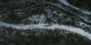 鸟瞰图的森林小径覆盖着新鲜的雪在中午