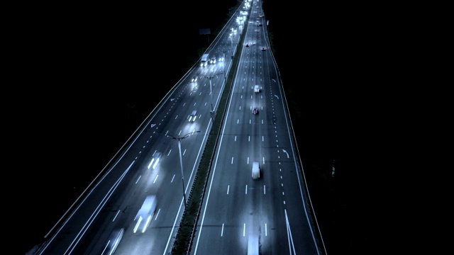 夜间高速公路尖峰时间的交通状况。延时，超高清4K
