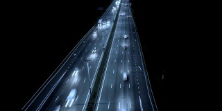 夜间高速公路尖峰时间的交通状况。延时，超高清4K