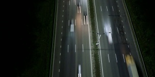 Сars晚上在高速公路上开车。空中延时，超高清4K