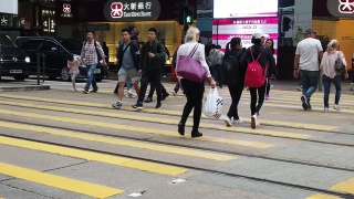 慢镜头拍摄香港德辅道中区繁忙街道视频素材模板下载