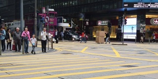 慢镜头拍摄香港德辅道中区繁忙街道