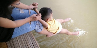 宝宝和妈妈在池塘边玩