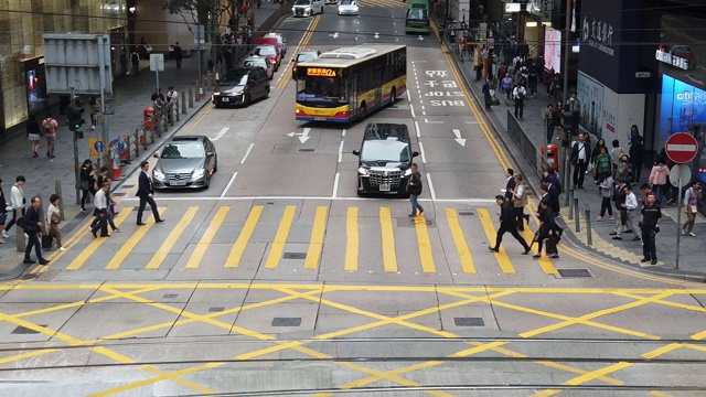 2019年3月4日，中国香港:香港德辅道中区繁忙街道的交通慢镜头。这是香港一条繁忙的主干道