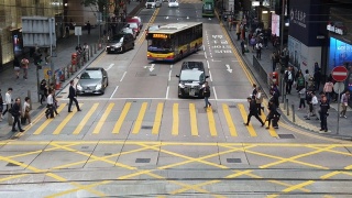 2019年3月4日，中国香港:香港德辅道中区繁忙街道的交通慢镜头。这是香港一条繁忙的主干道视频素材模板下载