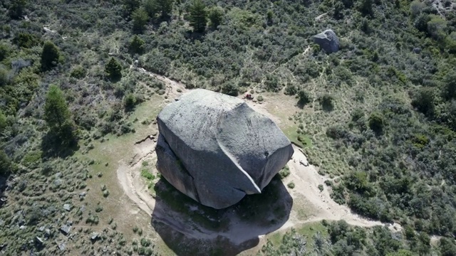 西班牙马德里的埃尔托尔莫巨石迷宫，4K航拍镜头。令人难以置信的岩层，是野外探险和攀岩的好地方。近距离的1/3