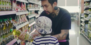 一个带着小男孩在杂货店的年轻人