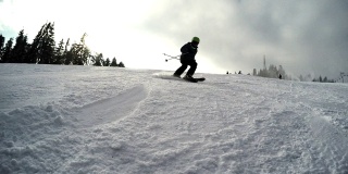 冬季活动。在新雪上滑雪