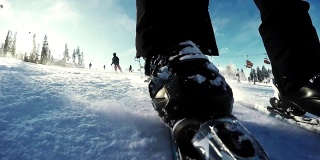冬季活动。在新雪上滑雪