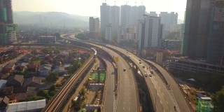 鸟瞰图吉隆坡市区，马来西亚和高速公路。亚洲智慧城市的金融区和商业中心。摩天大楼和高楼大厦中午与蓝天。