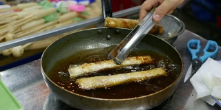 亚洲街头夜市的煎锅春卷。越南菜。Closeup.4k