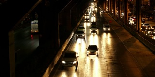 夜间城市的交通。