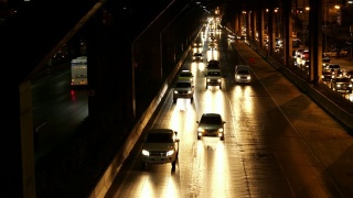 夜间城市的交通。视频素材模板下载