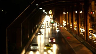夜间城市的交通散乱。视频素材模板下载
