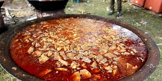 亚齐传统食物“Kuah Beulangong”/亚齐传统美食，由肉和菠萝木混合而成