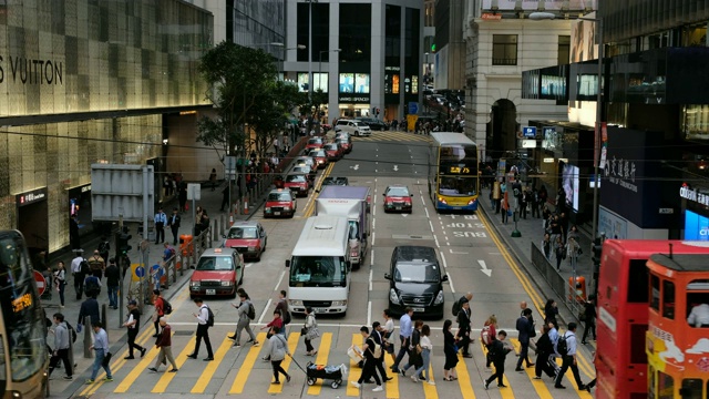2019年3月6日，中国香港:香港德辅道中区交通繁忙。这是香港一条繁忙的主干道