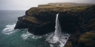 在法罗群岛的风景Múlafossur瀑布坠入大海