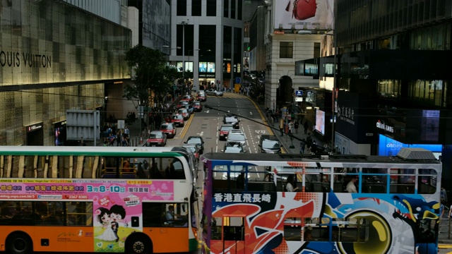 2019年3月6日，中国香港:香港德辅道中区交通繁忙。这是香港一条繁忙的主干道