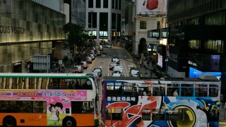 2019年3月6日，中国香港:香港德辅道中区交通繁忙。这是香港一条繁忙的主干道视频素材模板下载