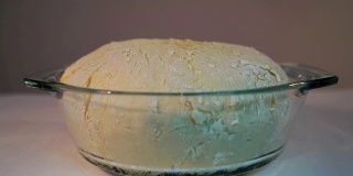 面包覆盖面粉的时间间隔2小时打样。面团，在批量发酵中静置和发酵。Dough-rise。