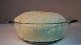 面包覆盖面粉的时间间隔2小时打样。面团，在批量发酵中静置和发酵。Dough-rise。视频素材模板下载