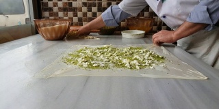 厨师正在准备土耳其著名的加齐安泰普甜品katmer。
