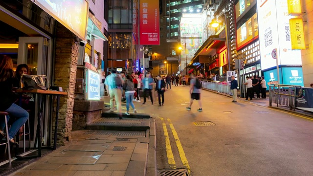 慢镜头:行人拥挤的夜生活在兰桂坊附近SoHo在香港市中心