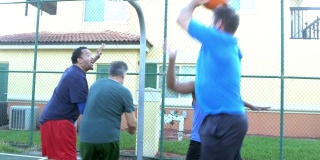 多民族中年男子打篮球
