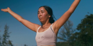 亚洲妇女在海滩上练习瑜伽健身运动。健康的生活方式