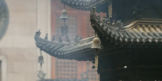 上海静安寺建筑屋檐上的神仙和野兽，御黄屋顶装饰，屋檐下的风铃随风摇摆，4K视频，慢镜头。