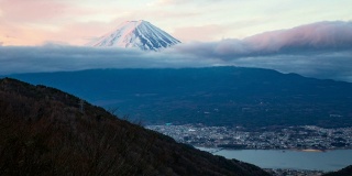 日本川口县富士山后面的夜云