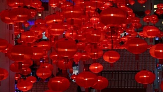 春节红纸灯笼装饰在购物中心。视频素材模板下载