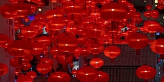 春节红纸灯笼装饰在购物中心。