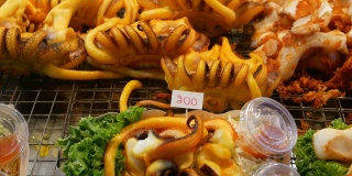 国家亚洲异国情调准备吃海鲜在夜间街头市场美食广场在泰国。美味的烤虾或虾和其他小吃。