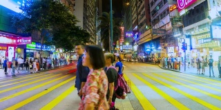 4K，时间流逝人过马路，时间在香港繁忙的行人和汽车过马路