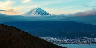 日本川口县富士山的晨光和彩云