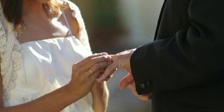 新娘和新郎在婚礼上交换戒指